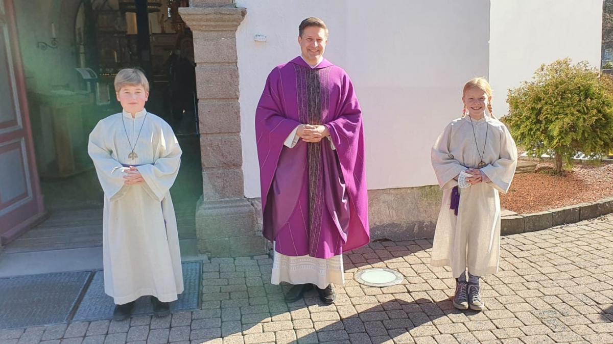 Helena Reichling und Lennard Balve sind die neuen Messdiener am Kohlhagen. von privat