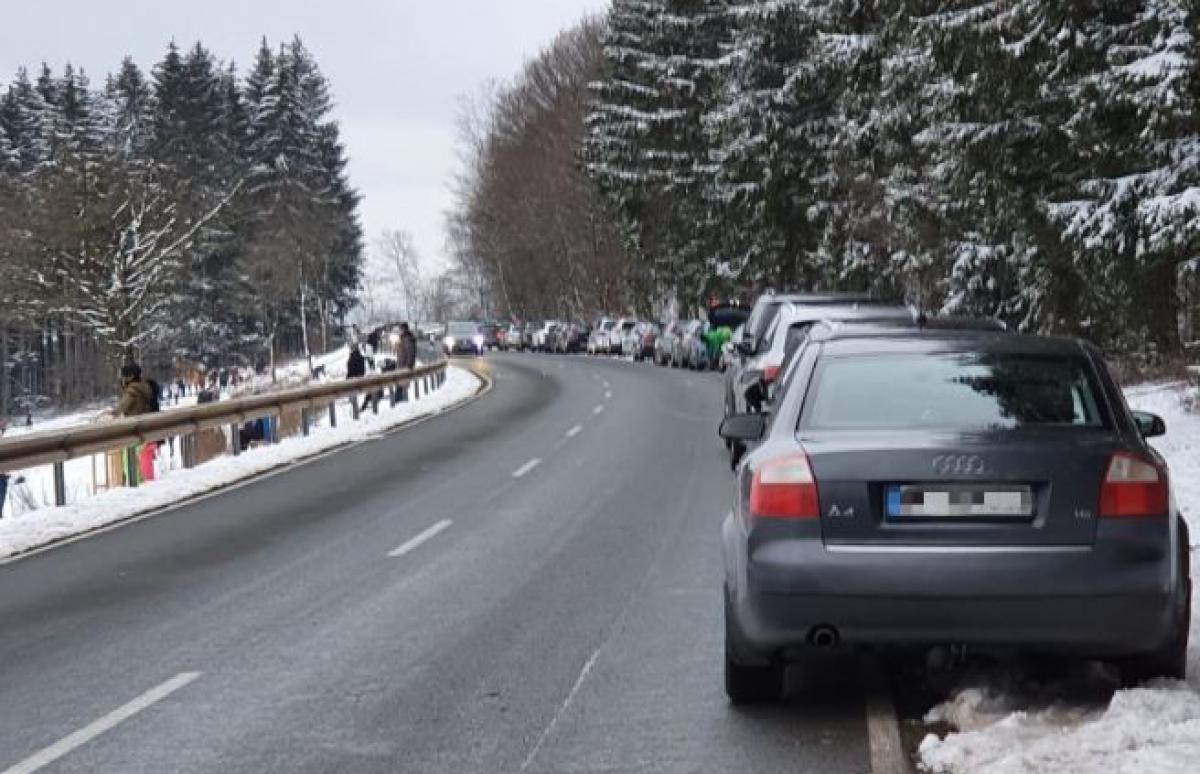 Besucher, die aufgrund gesperrter Straßen nicht zum Skigebiet Fahlenscheid gelangten, parkten entlang der Straßen. von privat