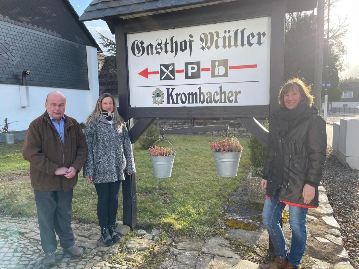 Emil Müller, Seniorchef des Gasthofs Müller, unterstützt die Idee des Genießerabends. Daneben seine Tochter Melanie Zelaso und Anja Mester.  von privat