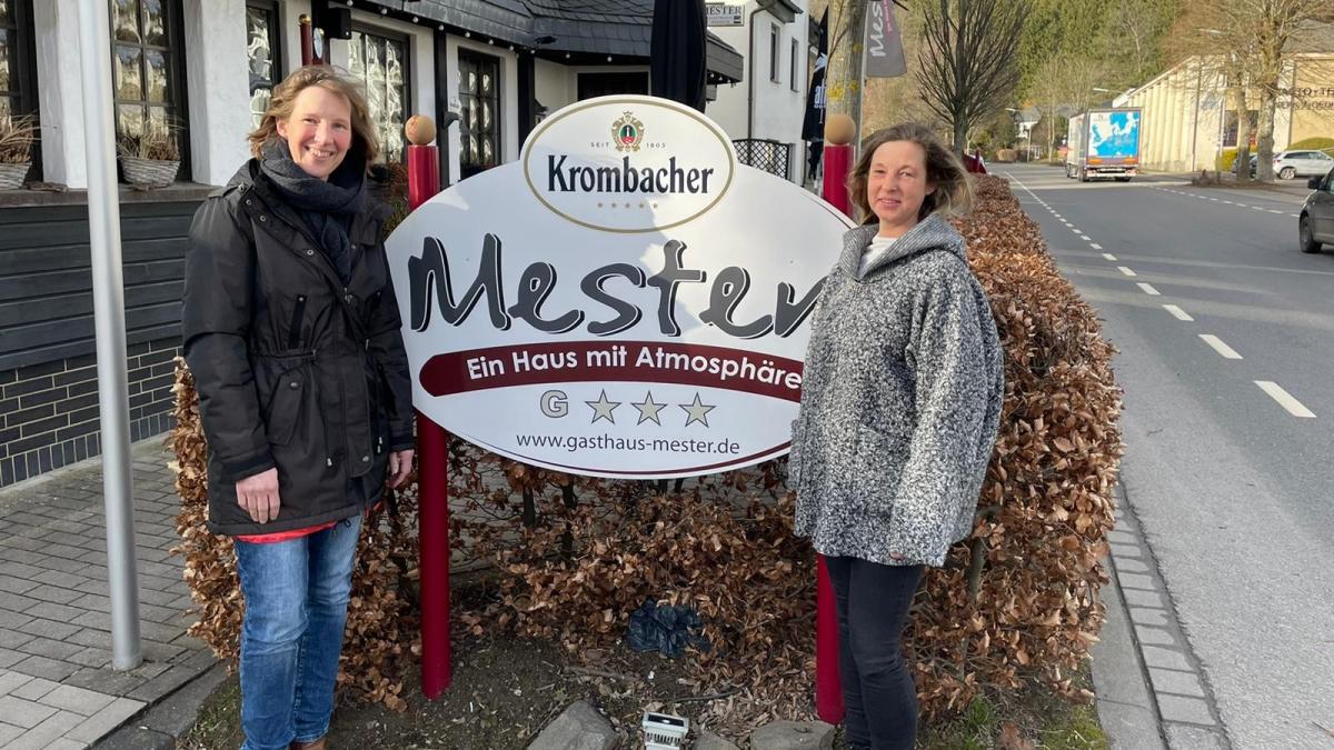Anja Mester (l.) und Melanie Zelaso freuen sich darauf, auf dem Parkplatz gegenüber viele Wohnmobilfahrer beim Genießerabend zu bewirten. von privat