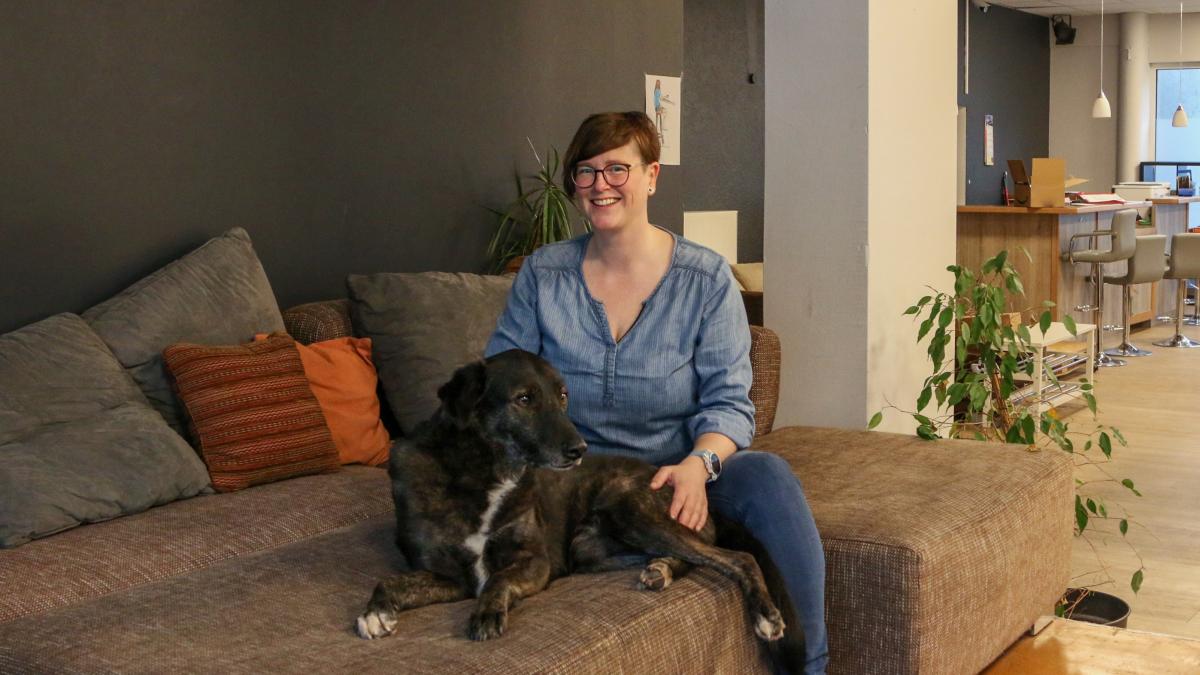 Kristina Schulte ist die neue Leiterin des Jugendtreffs in Kirchhundem. Unterstützung bekommt sie von Hund „Bolle“. von Christine Schmidt