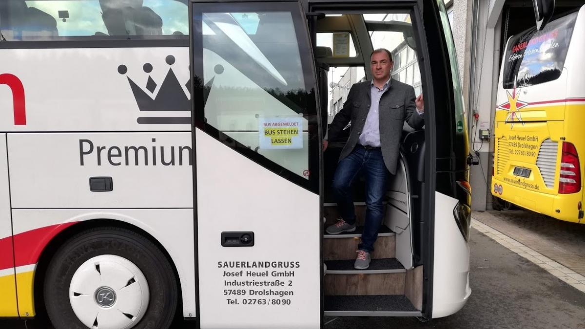 Stefan Heuel, Geschäftsführer von Sauerlandgruss Reisen, bedauert, dass die Reisebusse momentan auf dem Hof stehen bleiben müssen und nicht nahe und ferne Ziele wie sonst anfahren. von Adam Fox