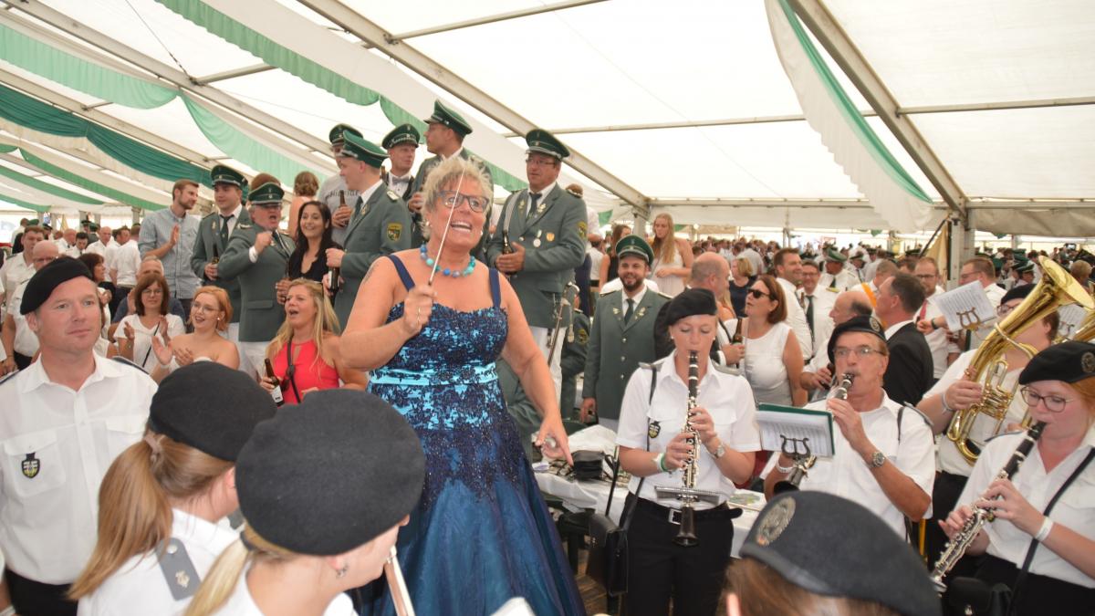 Beste Stimmung ist bei Bundesschützenfesten garantiert. Hier gibt die amtierende Grevenbrücker Königin Conny Freund beim Bundesschützenfest 2019 in Medebach den Takt vor.  von Nicole Voss