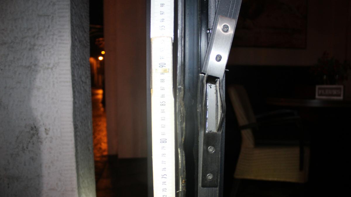 Die beschädigte Tür.  von Polizei Olpe