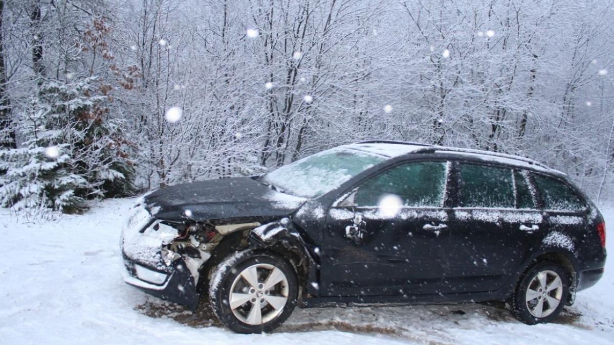 Der an dem Unfall beteiligte Pkw wurde erheblich beschädigt. Der 60-jährige Fahrer erlitt Verletzungen. von Polizei Olpe