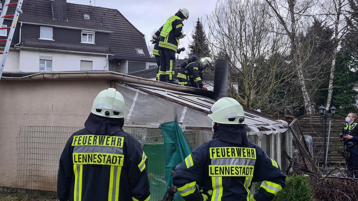 Ein aufmerksamer Passant bemerkte eine Rauchentwicklung aus einer Garage und alarmierte die Feuerwehr.  von Nicole Voss