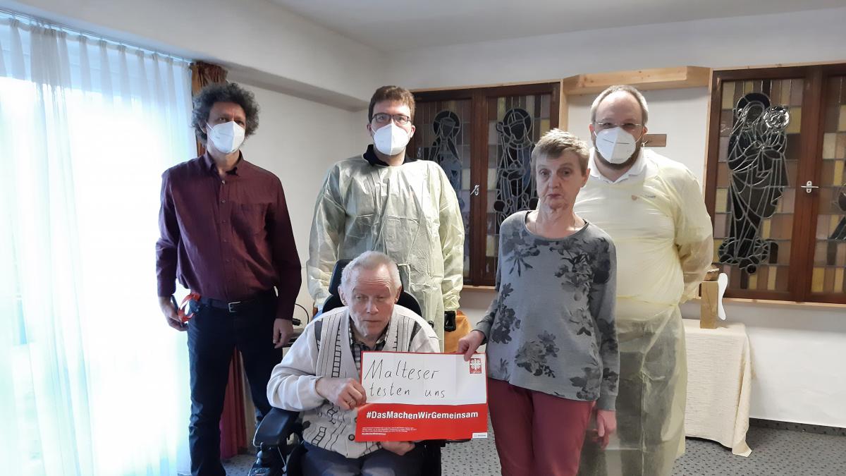 Zwei Malteser unterstützen die Caritas bei den Corona-Testungen im focus-Wohnhaus. von privat