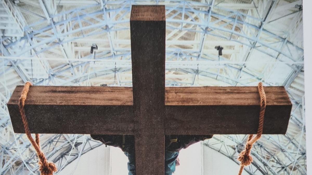 Beim Ökumenischen Kreuzweg der Jugend gehen die Teilnehmer backstage und blicken hinter die Bühne der Passionsspiele Oberammergau.  von privat