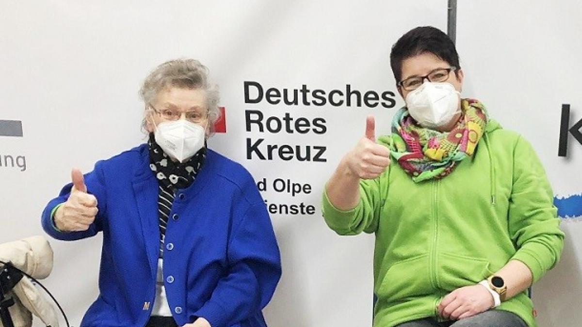 Eine Mitarbeiterin der Elsper Tagespflege betreut einen Gast im Wartebereich des Impfzentrums. von privat