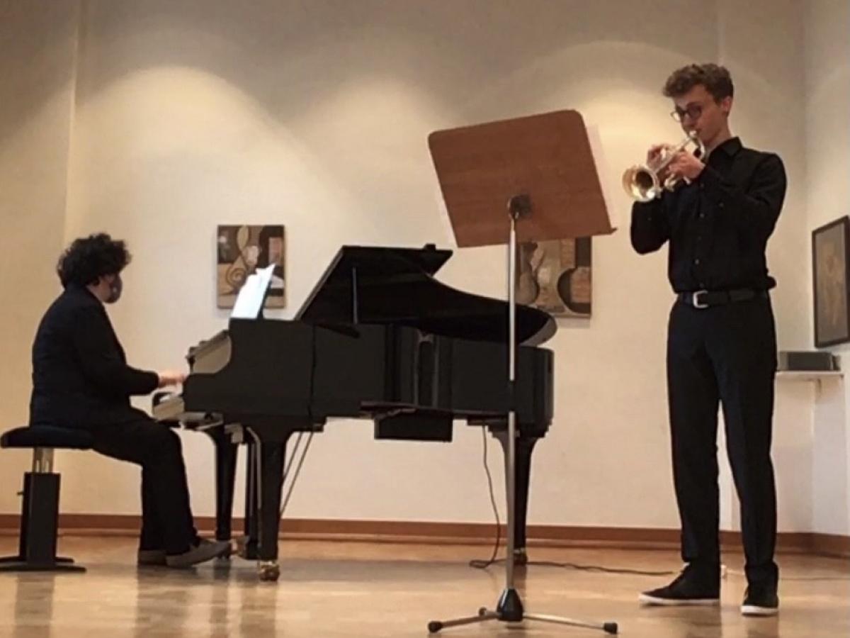 Im Bild Julius Griese (rechts), der mit seinem Auftritt beim Landeswettbewerb „Jugend musiziert“ den ersten Platz belegte. von privat