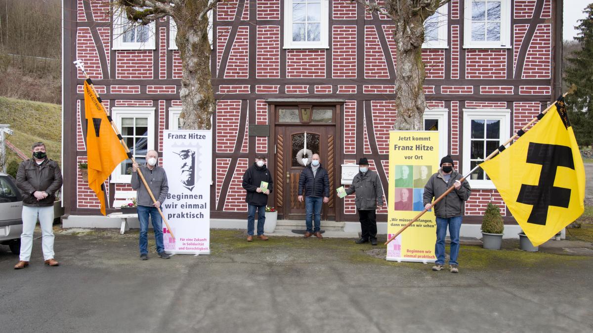 Dirk Johnen, Franz-Josef Klur, Autor Wilhelm ten Haaf, Andreas Zeppenfeld (Inhaber des Geburtshauses von Franz Hitze), KAB-Präses Pfarrer Reinhard Lenz und Bernd Sterzel.  von KAB, Margitta Kiyek 