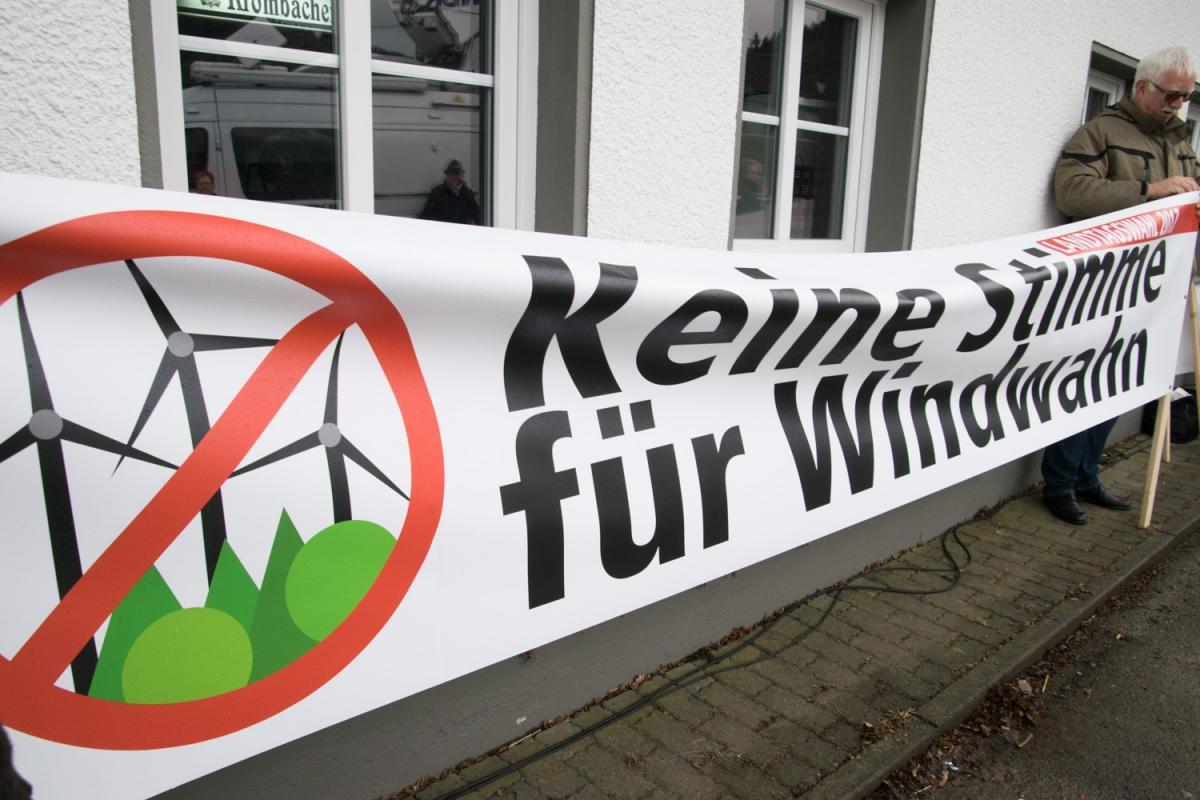Protest von Windkraftgegnern beim Politischen Aschermittwoch 2017 der NRW-CDU.. von Sven Prillwitz