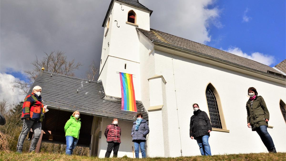 Zeigen Flagge in Rehringhausen (von links): Maria Ohm, Veronika Scheppe, Juliana Kleine, Bernadette Schmelzer, Cornelia Sauer und Jutta Ohm. von privat
