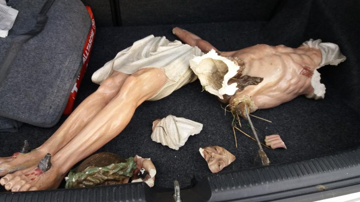 Ein Finder sammelte die Korpusteile ein und barg sie im Kofferraum seines Autos. von privat