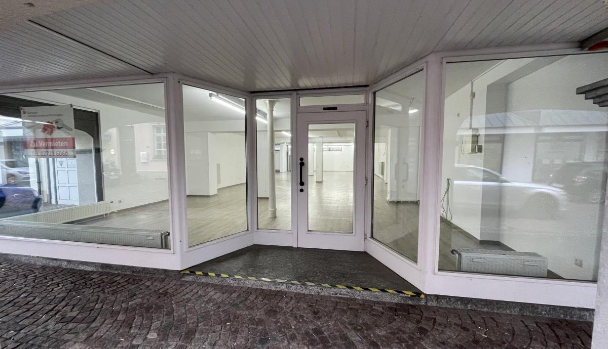 Der Standort soll nach Abschluss des Mietvertrages in diesen Räumen, in der Kölner Straße 14 a sein. von privat