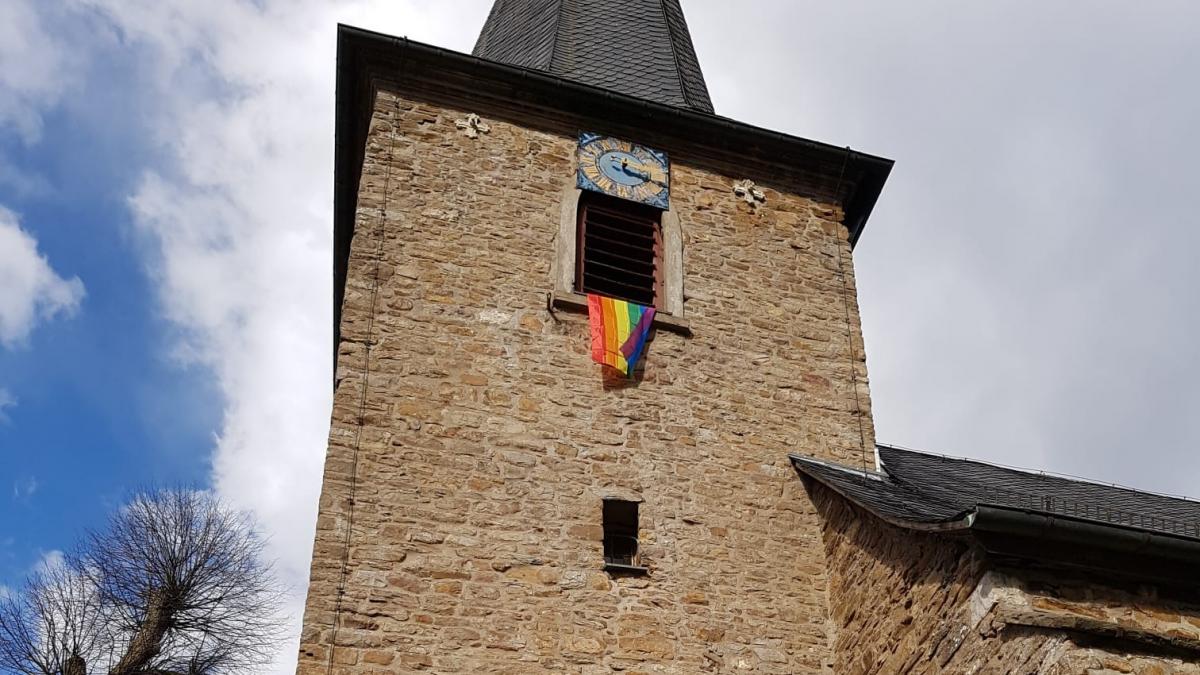 Regenbogenfahne der der katholischen Kirche in Rahrbach. von privat