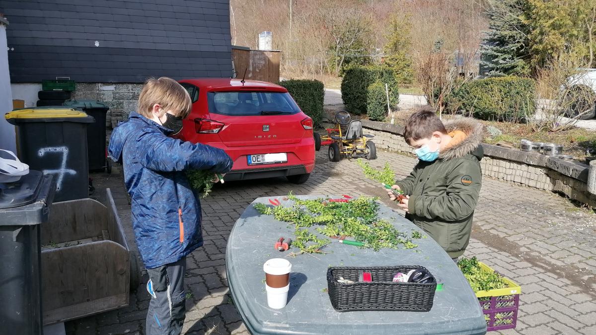 Kommunionvorbereitung in Meggen. Es werden Palmsträuße gebunden. von privat