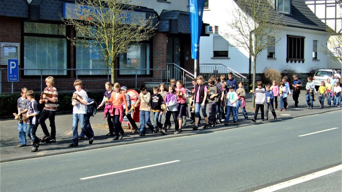 So klapperten schon früher viele Kinder in Helden.  In diesem Jahr sind wieder alle aufgerufen, zu Hause zu klappern.  von privat