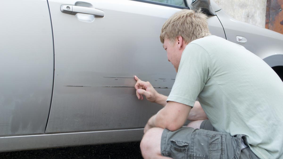 Unfallflucht in Elspe: Ein schwarzer Ford Mondeo hat hat ein silbernes Fahrzeug beschädigt. von Symbolfoto Adobe Stock
