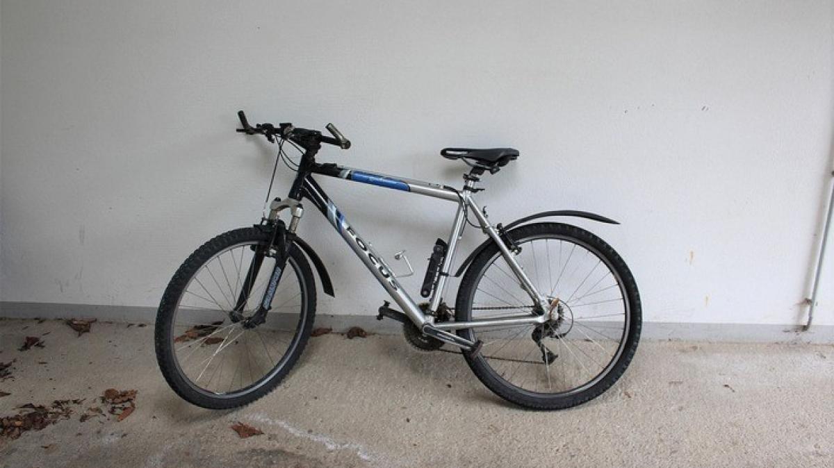 Das zurückgelassenen Fahrrad der Marke Fokus. von Polizei Olpe