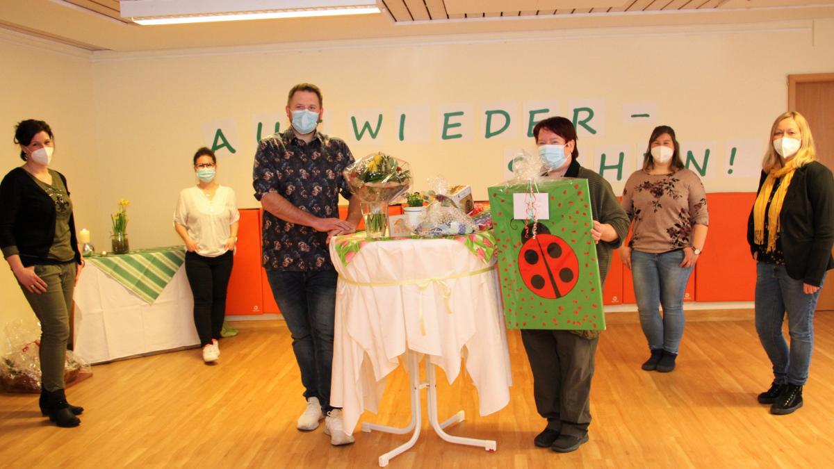 Abschied im kleinen Kreis, dafür umso herzlicher: Martina Beckmann (4.v.l.) verlässt nach 40 Jahren den St.-Marien-Kindergarten Altenhundem mit den besten Wünschen von (v.l.) Kathrin Schulte und Denise Humberg (Elternbeirat), Moritz Richter (Leiter), Maria Lücking (stv. Leiterin) und Claudia Sternberg (Regionalleitung). von Kerstin Sauer