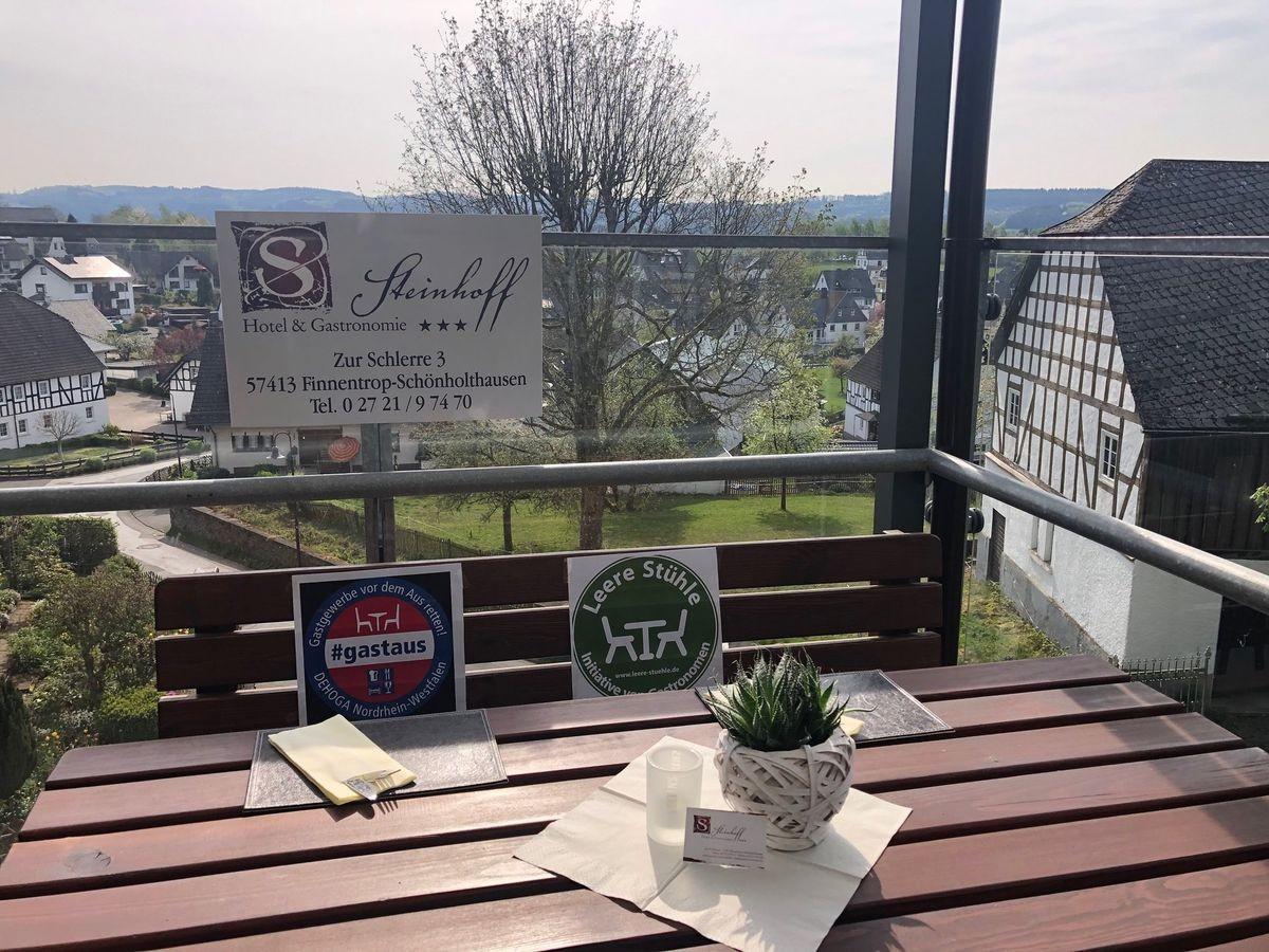 Die Schilder, wie hier bei Steinhoffs in Schönholthausen, sprechen eine eindeutige Sprache: Das Gastgewerbe vor dem Aus retten.  von privat