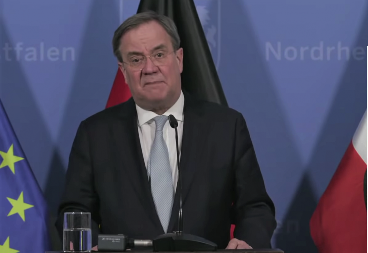 Um 2.52 Uhr trat auch NRW-Ministerpräsident Armin Laschet vor die Kameras. von Screenshot: Kerstin Sauer