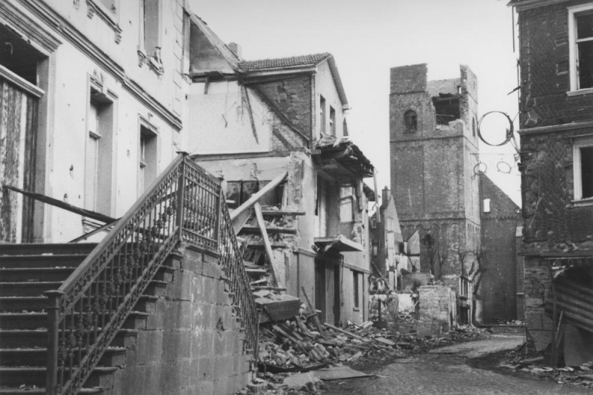 Auch die Kölner Straße wurde in Folge der Bombenangriff stark zerstört von Theodor Frey sen. (Frey Print + Media GmbH)