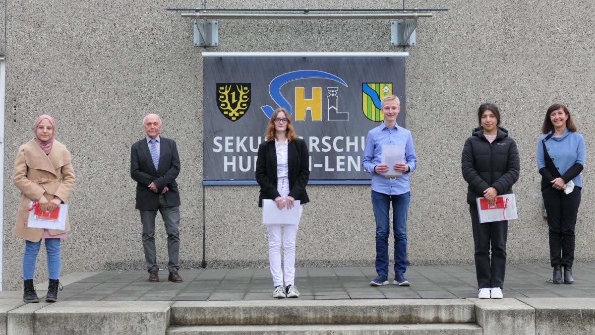 Erhard Reichling (Zweiter von links) vom Stiftungsrat zeichnete die Schüler aus. von privat