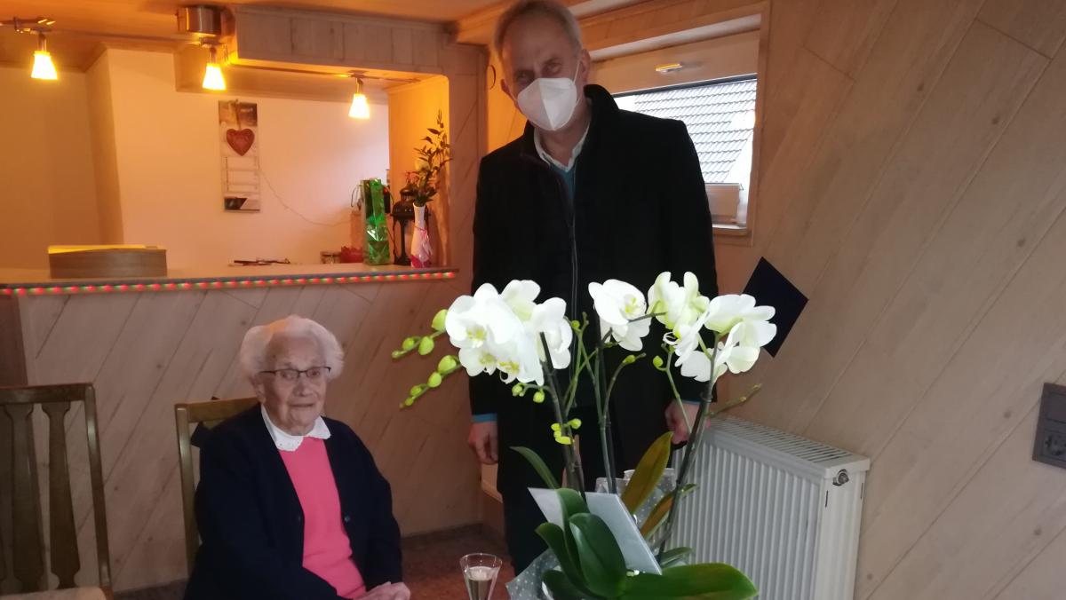 „Tante Liesel“ bekam zu ihrem 100. Geburtstag Besuch vom ersten Vorsitzenden der Dorf-AG, Christoph Henrichs. von privat
