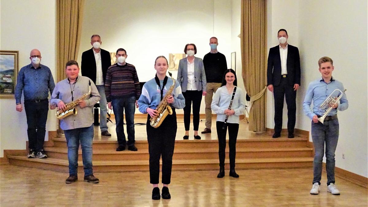 Einige Akteure der städtischen Musikschule Olpe sind im Rahmen des Landeswettbewerbs Jugend musiziert ausgezeichnet worden. von Sigrid Mynar