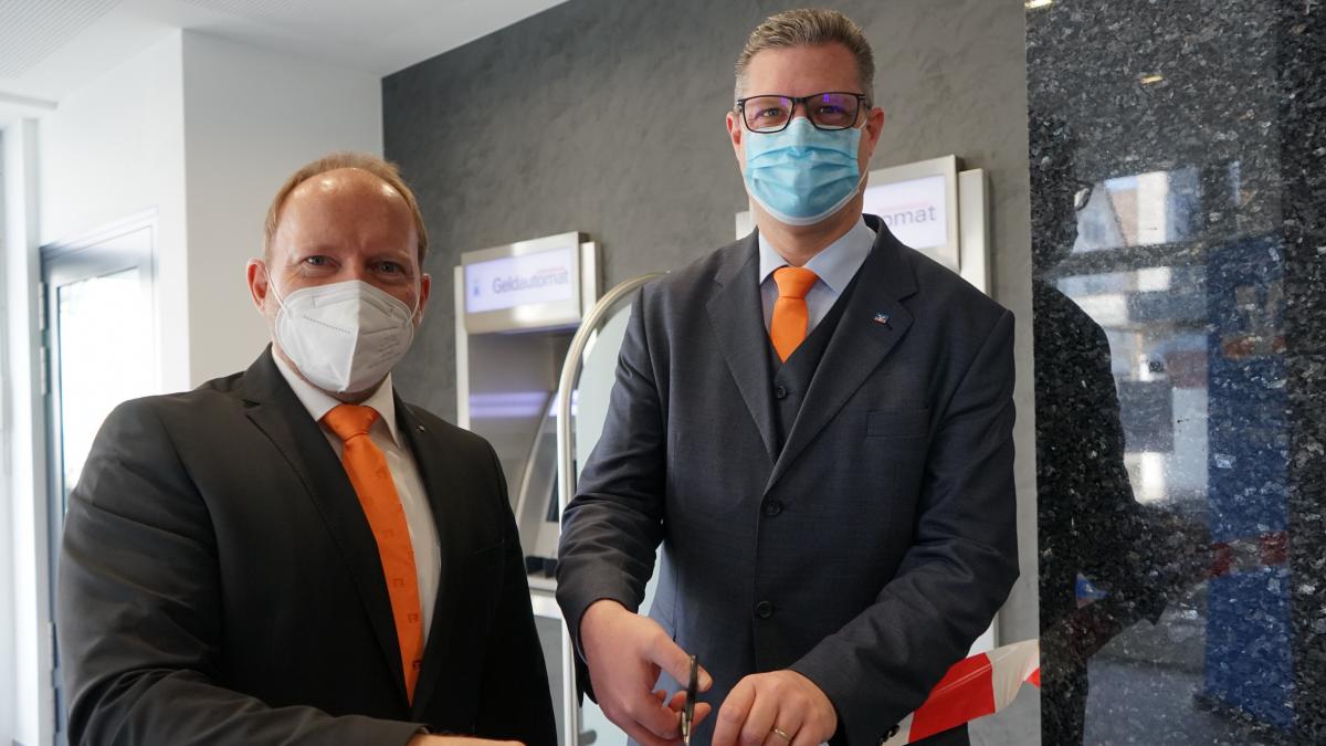 Die Vorstandsmitglieder Marco Heinemann (links) und Markus Stottmeyer eröffneten das SB-Center der Volksbank in der Frankfurter Straße. von privat
