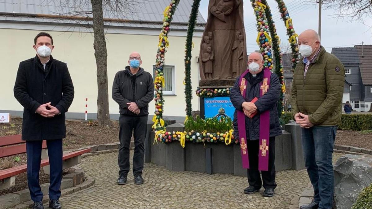 Bürgermeister Björn Jarosz, Pfarrer Jochen Ahl, Pfarrer Heinrich Schmidt und Reinhard Hesse (v.l.) bei der Eröffnung und Segnung des Osterbrunnens.  von privat