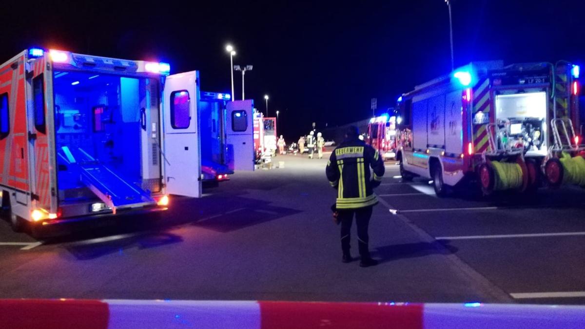 Ein schwerer Alleinunfall hat sich am Donnerstagabend auf dem Parkplatz Mühlwiese in Attendorn ereignet.  von Adam Fox