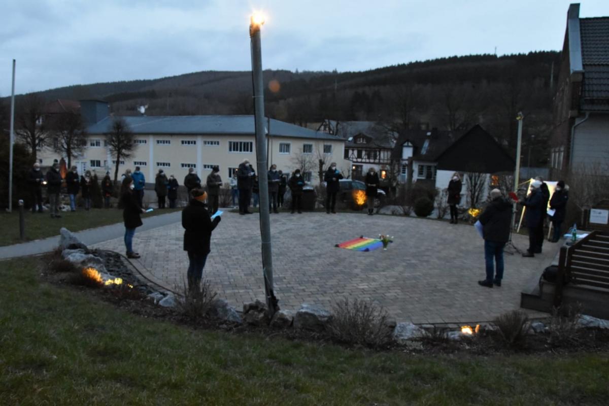 Liebe ist keine Sünde: Mehr als 50 Personen nahmen am Protest-Gebet auf dem Welschen Ennester Dorfplatz teil.  von privat