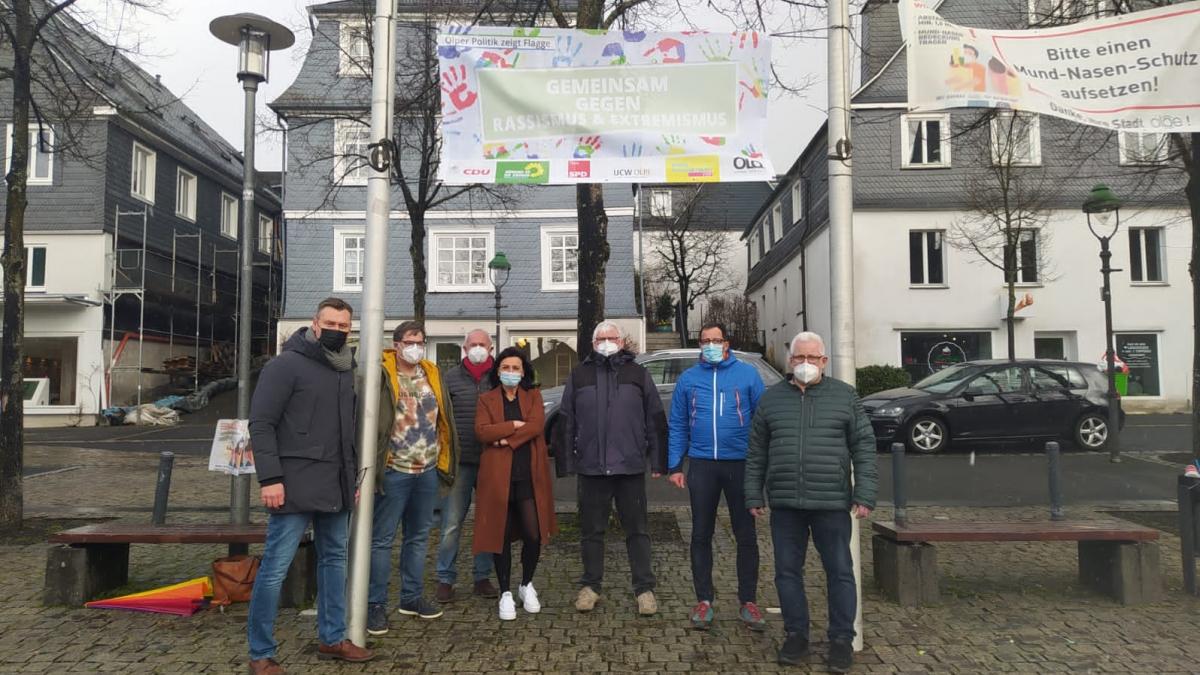 Um ein Zeichen gegen Rassismus in Olpe zu setzen, hängt auf dem Marktplatz jetzt dieses Banner. Von links: Andreas Stenzel, Carsten-Alexander Sieg, Zaklina Marjanovic, Klaus-Peter Langner, Volker Reichel, Andreas Zimmermann und Wolfgang Wigger. von privat