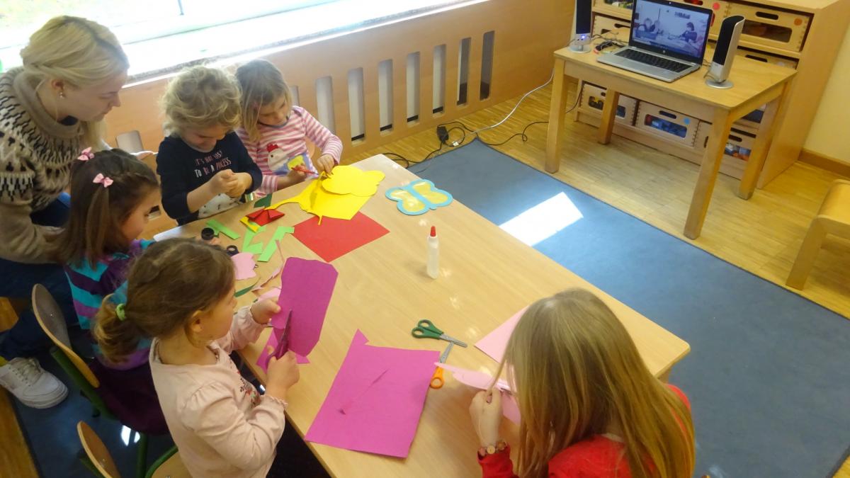 Die Kindergartenkinder basteln und sprechen mit den Senioren.   von privat