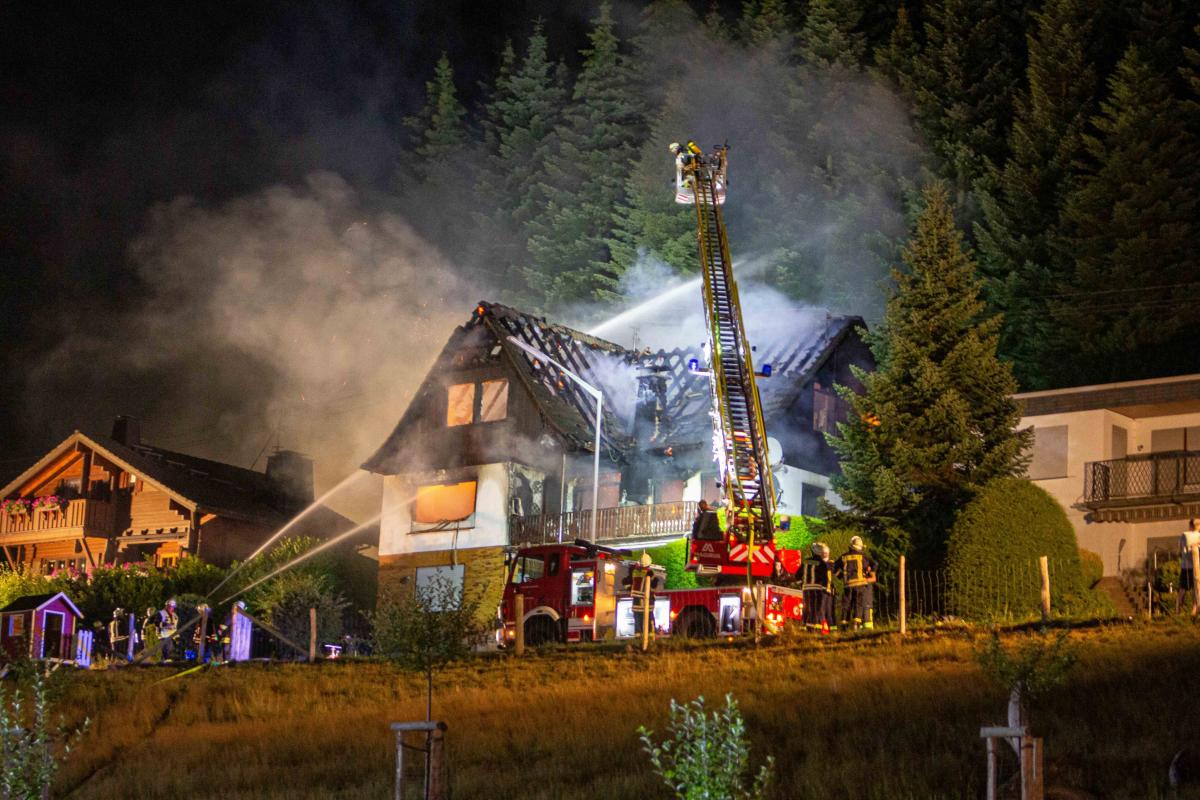 Archivfoto: Der verheerende Brand am 11. August in Rinsecke beschäftigte 100 Einsatzkräfte der Gemeinde Kirchhundem - und darüber hinaus. von Nils Dinkel