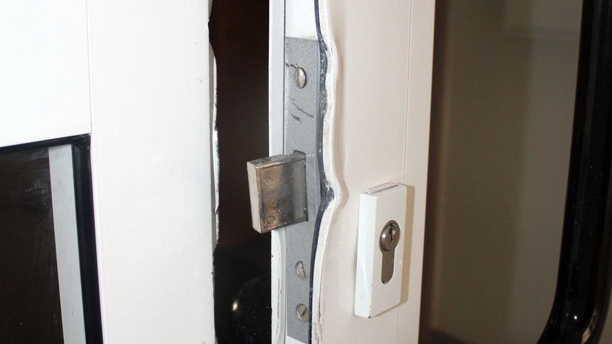 Eine der beschädigten Türen. von Kreispolizeibehörde Olpe