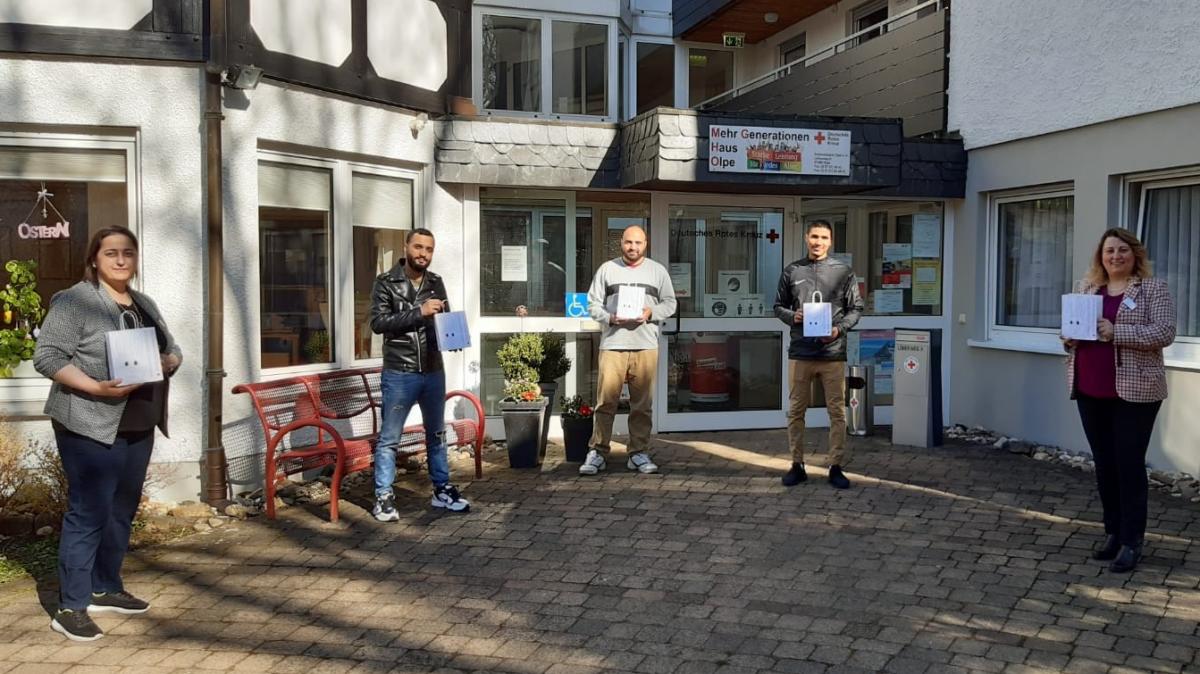 Aydan Abali (DRK Integrationsagentur), Hussein Korkomaz, Peter Takla, Adam Kasam (Ehrenamtliche), und Yasemin Aydin (DRK Ehrenamtskoordinatorin, von links).  von privat