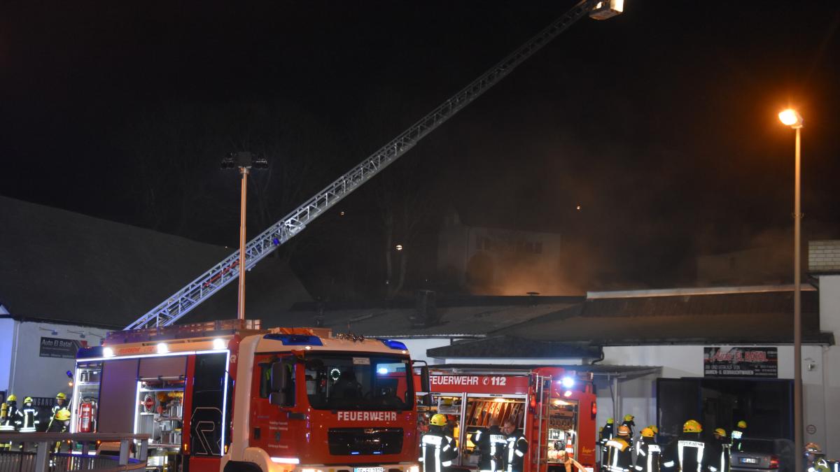 Etwa 130 Feuerwehrleute waren beim Brand eines Autohauses mit Werkstatt im Einsatz. von Nicole Voss