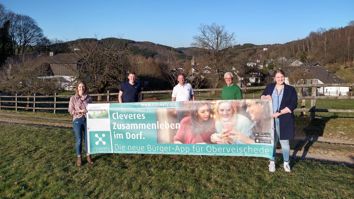 Beim Aufhängen der Banner (von links): Michaela Springmann, Jan Weiskirch, Volker Bald, Lothar Epe und Lena Kruse. von privat