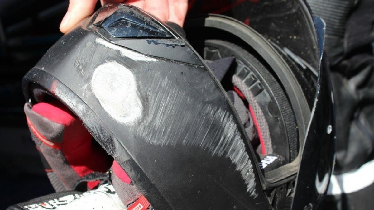 Der beschädigte Helm des Verletzten. von Polizei Olpe