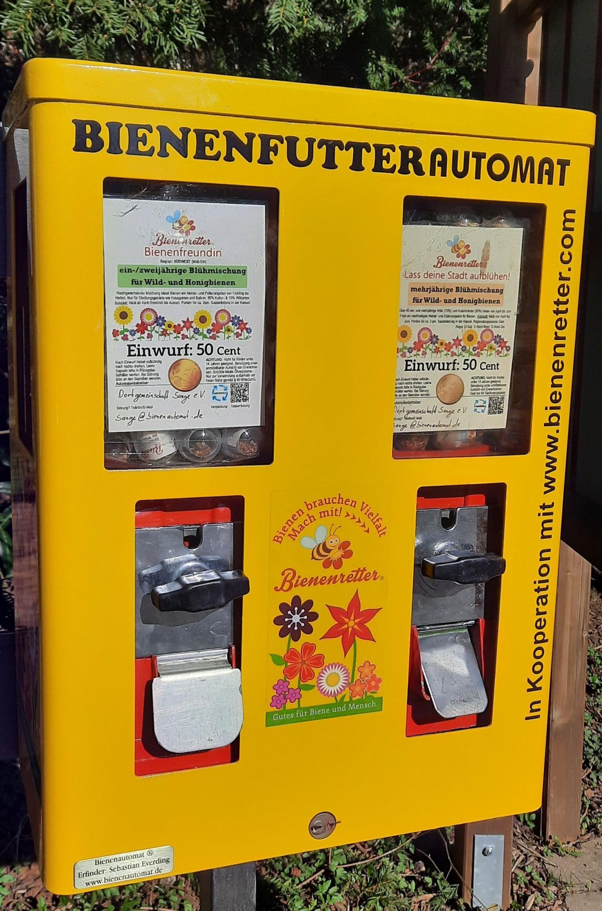 Ein alter Kaugummiautomat wurde zum Bienenfutterautomaten umgebaut. von privat