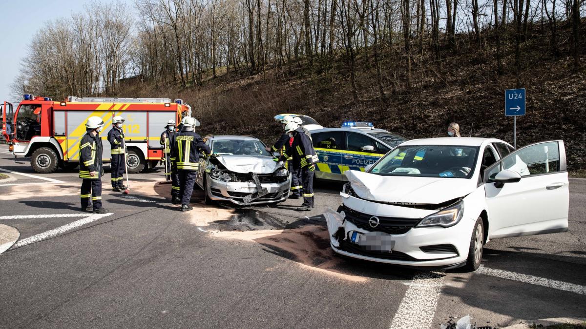 Beide Autos waren nach dem Unfall an der Autobahnauffahrt nicht mehr fahrbereit von Kai Osthoff