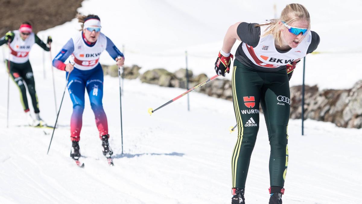 Langläuferin Melina Schöttes (rechts) aus Oberhundem beim Saisonfinale Ende März 2021 in der Schweiz. von Thomas Griesbeck - DSV