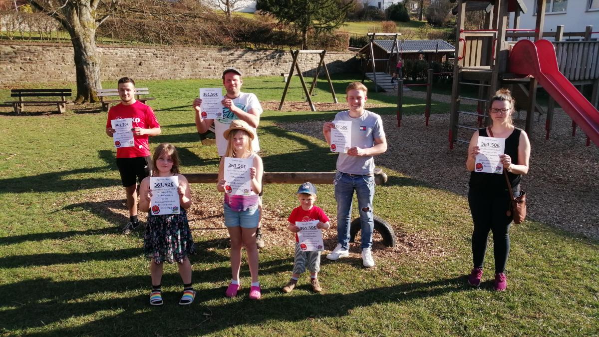 Strahlende Gesichter bei der Spendenübergabe.  von privat