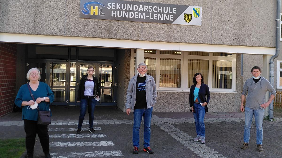 Vertreter der Grünen-Fraktion statteten jetzt der Sekundarschule Hundem-Lenne mit Schulleiterin Sabine Tigges (2.v.r.) und ihrer Stellvertreterin Ellen Sandforth-Linder (2.v.l.) einen Besuch ab. von privat