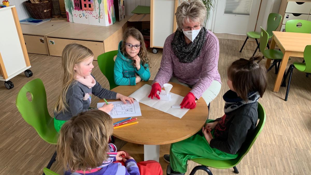Spielerisch erklären die Erzieherinnen der Kindergarten-Uni Hünsborn die Spuktests.  von privat