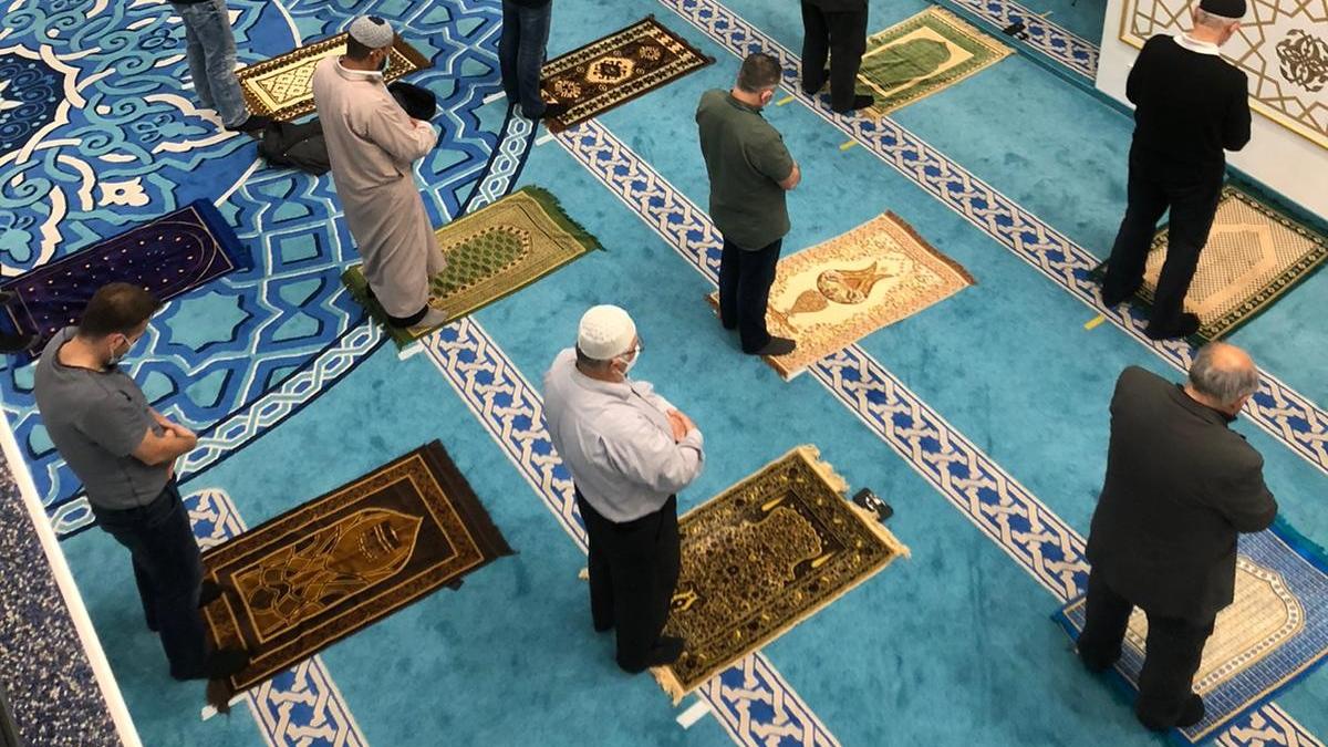 Eingezeichnete Abstände und ein eigener Gebetsteppich: Die Fastenzeit Ramadan soll Corona nicht zum Opfer fallen. von Ditib Lennestadt